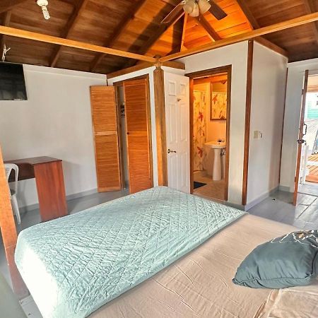 Las Palmas Beach Hotel Dixon Cove Buitenkant foto