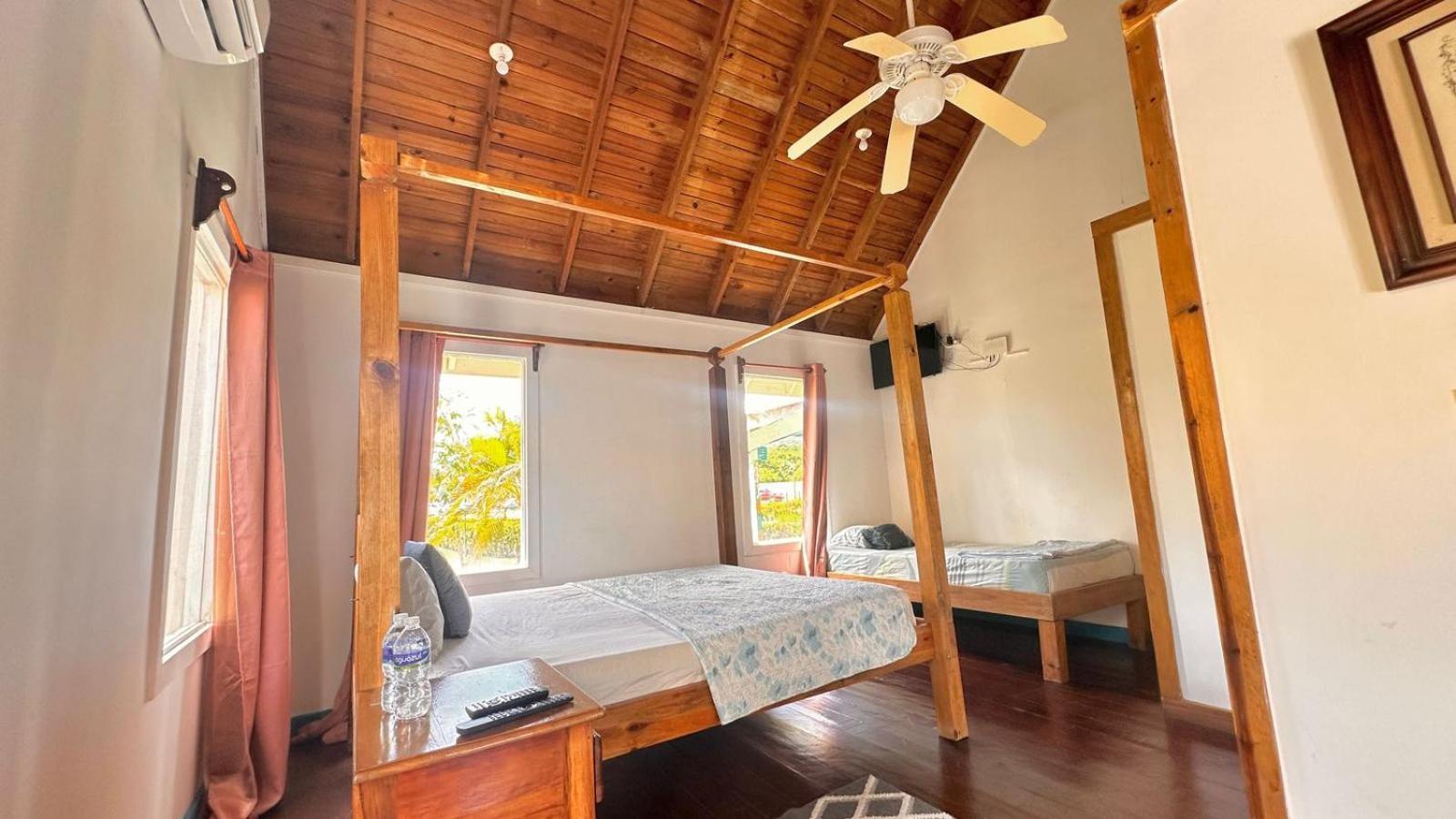 Las Palmas Beach Hotel Dixon Cove Buitenkant foto