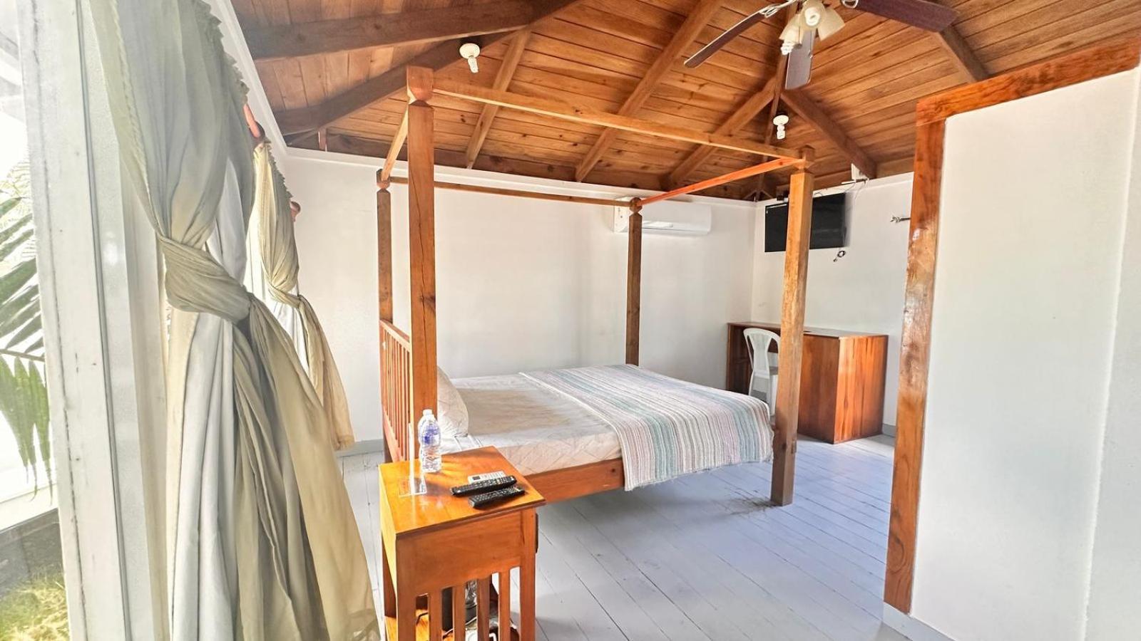 Las Palmas Beach Hotel Dixon Cove Buitenkant foto