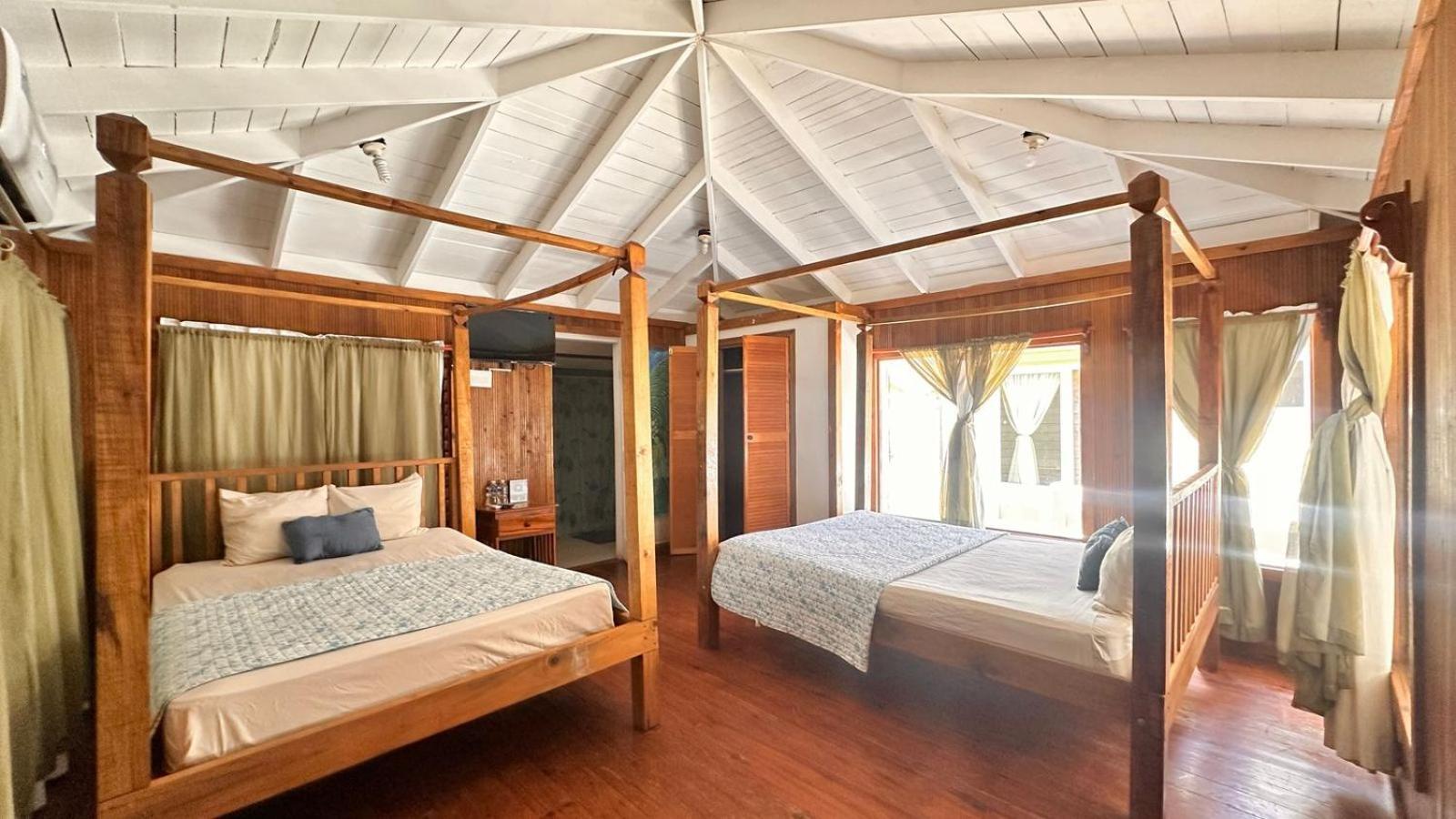 Las Palmas Beach Hotel Dixon Cove Buitenkant foto